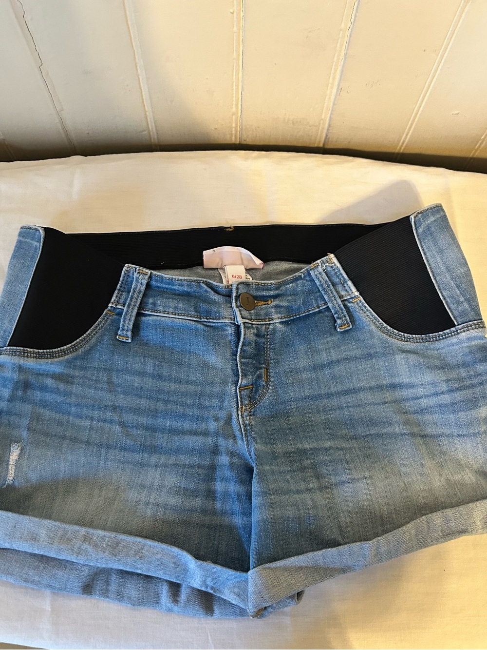 Isabel Maternity Light Wash Denim Rolled Cuff Midi Shorts/6/28/Like New